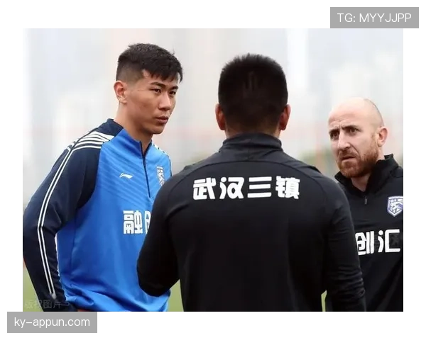 替补席红牌判罚规则，裁判如何界定及常见争议解析